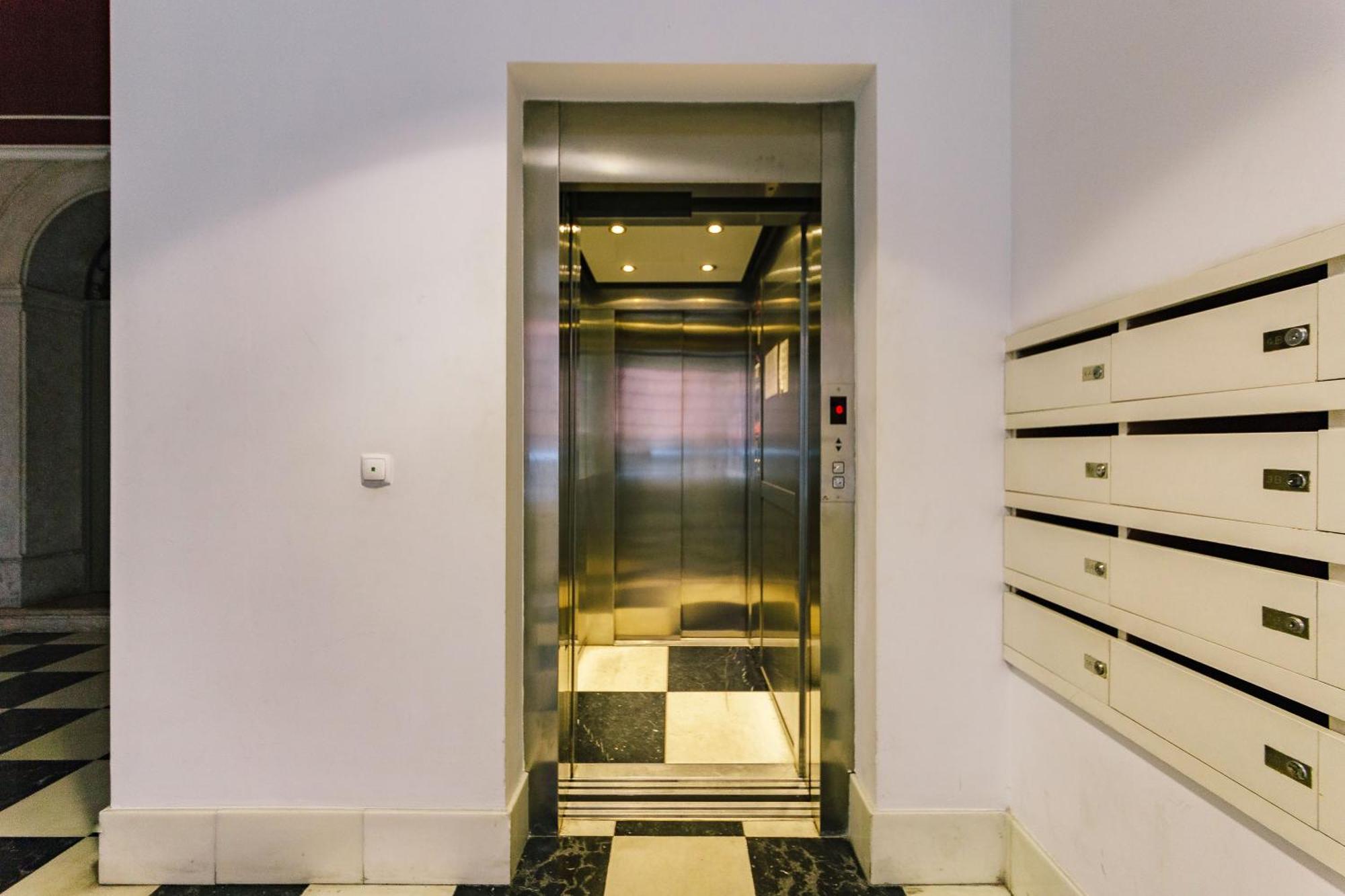 Chiado 2 Bedroom Elegant Apartment Lissabon Exterior foto